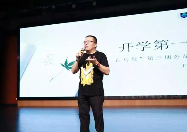 由網(wǎng)絡(luò)作家管平潮牽頭的中國網(wǎng)絡(luò)作家村政協(xié)委員會(huì)客廳，坐落于風(fēng)景秀麗的杭州白馬湖畔,，集合了一批網(wǎng)絡(luò)文學(xué)的從業(yè)者,。我們通過請進(jìn)來，走出去，開展了豐富多彩,、富含行業(yè)特色,、注重實(shí)效的活動(dòng)。