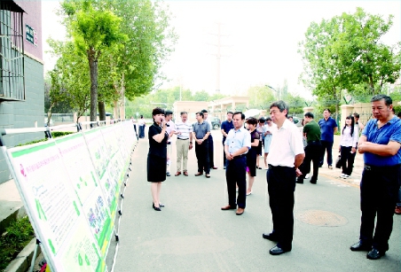 大興區(qū)政協(xié)組織部分委員走進亦莊鎮(zhèn)曉康東里B區(qū)調(diào)研垃圾分類工作,。