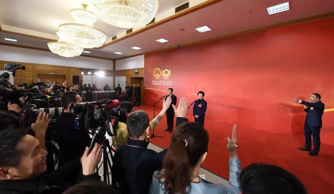 直面熱點關(guān)切 河南省政協(xié)全會首場"委員通道"干貨多多