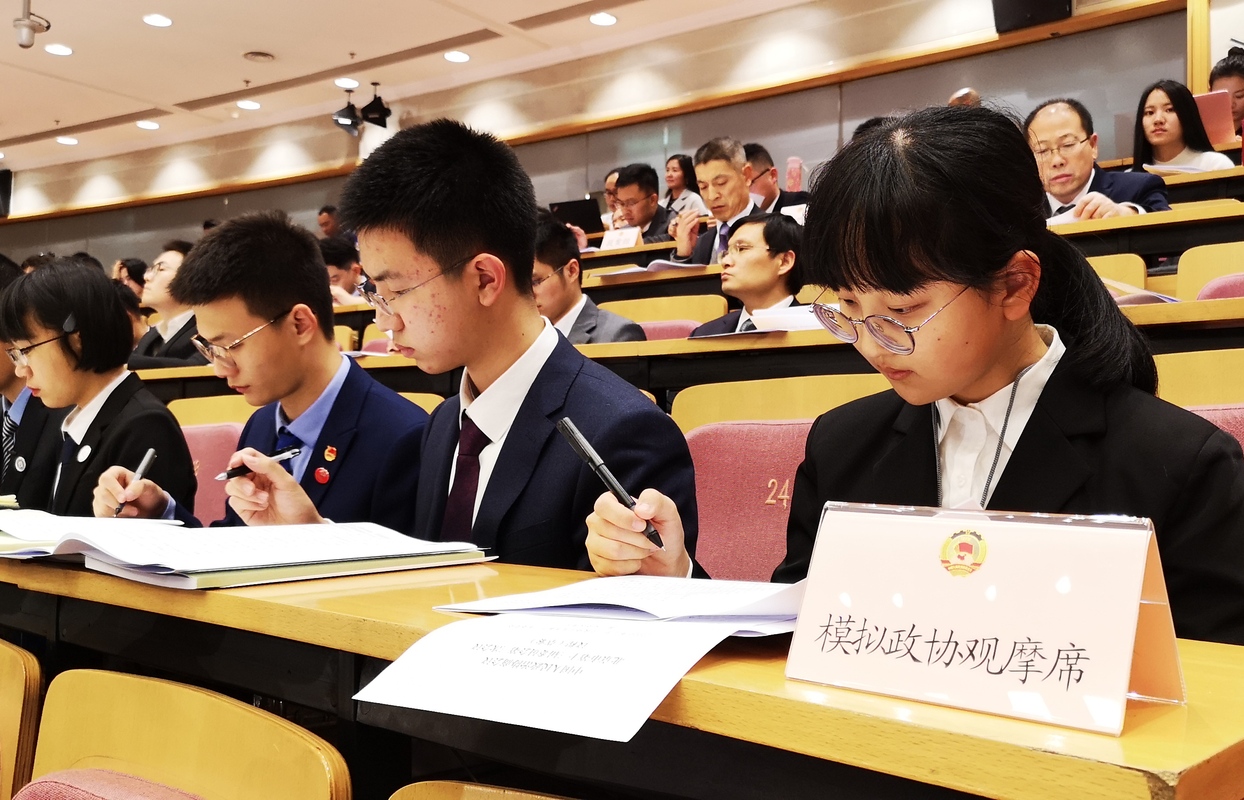 “模擬政協(xié)”師生零距離觀摩北京市政協(xié)全會 