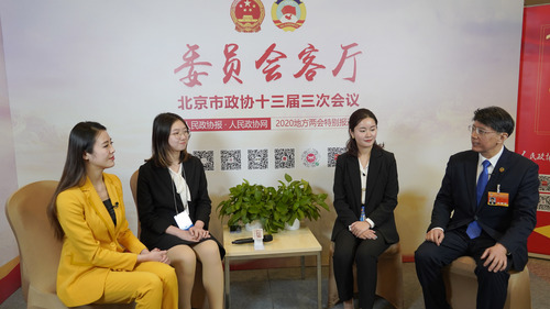 李茹雨與智慧兩位同學(xué)做客《委員會客廳》欄目,，與北京市政協(xié)委員朱良進(jìn)行座談,。人民政協(xié)網(wǎng)記者 張佳琪 攝