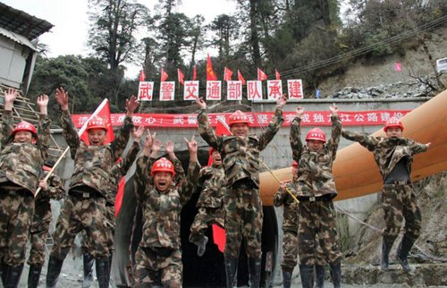 　2014年4月10日,，武警交通部隊官兵慶祝高黎貢山獨龍江公路隧道貫通。