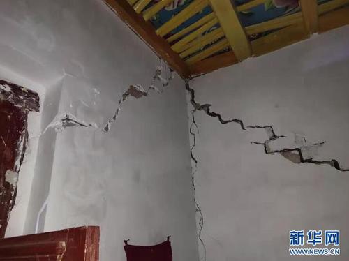 這是新疆西克爾庫勒鎮(zhèn)西克爾村一戶村民家震后景象（1月20日攝,，手機照片）。 據(jù)中國地震臺網(wǎng)正式測定：2020年1月19日21時27分在新疆喀什地區(qū)伽師縣（北緯39.83度,，東經(jīng)77.21度）發(fā)生6.4級地震,，震源深度16千米。 圖片來源：新華網(wǎng) 李誠信 攝