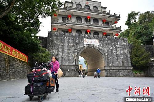 圖為友誼關(guān)口岸來往的旅客,?！∮峋?攝