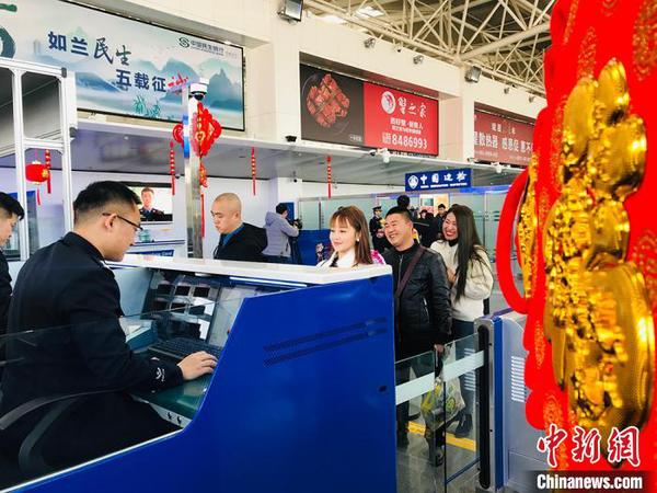 在蘭州中川國際機場的民眾排隊等候驗證,。　艾慶龍 攝