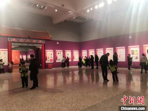 圖為“瑞鼠吐寶——庚子新春鼠年生肖文物圖片聯(lián)展”現(xiàn)場(chǎng),?！〕赜窠?攝