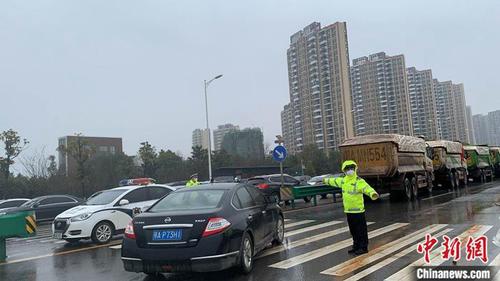警察為工程建設(shè)保駕護(hù)航,。高雷 攝
