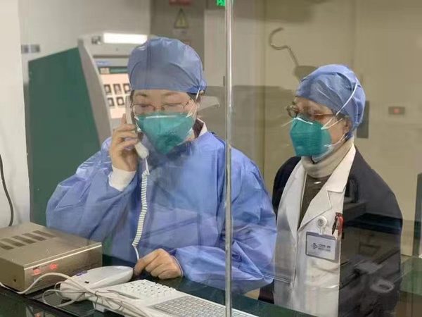 2、社員季蘊辛（左）,，大年初一第一時間給所有隔離病人進行了心理疏導
