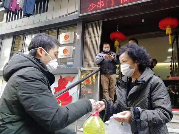 4 林桂平給開元社送去口罩,、消毒水等物資,。