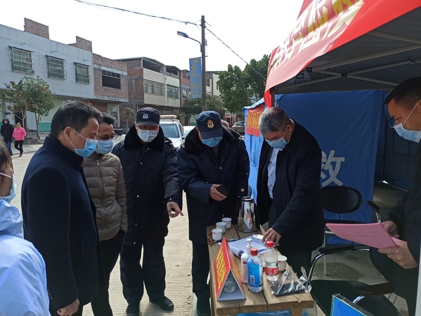 1 圖為河源市政協(xié)委員吳扶峰在上陵鎮(zhèn)督導(dǎo)疫情防控工作,。