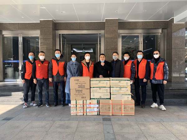 2 鄒華委員召集區(qū)內(nèi)青年企業(yè)家募捐,、采購醫(yī)護用品捐往一線。