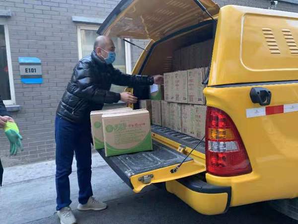 劉富勇委員向東城區(qū)捐贈(zèng)50箱消毒液
