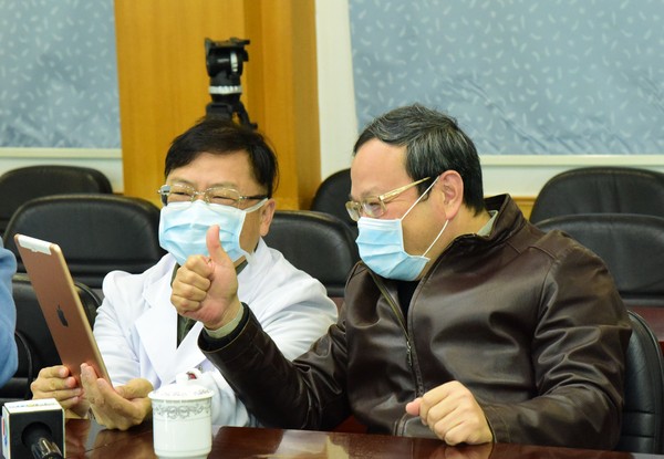 李宇明（左）陪同劉毅市長(zhǎng)通過(guò)視頻連線慰問(wèn)市中心醫(yī)院全體醫(yī)務(wù)人員(趙可義攝)