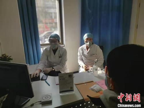 圖為戰(zhàn)“疫”中,，堅守在崗位的醫(yī)護(hù)工作者?！罴鸭?攝