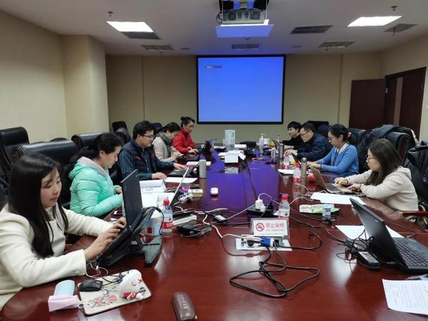 行動(dòng)四-中國疾病預(yù)防控制中心新型冠狀病毒感染的肺炎疫情防控技術(shù)組副組長,、傳染病處呼吸道傳染病室主任、民革黨員馮錄召研究員放棄休假,，奮戰(zhàn)在防控一線,，圖為馮錄召在和同事研究肺炎疫情,。