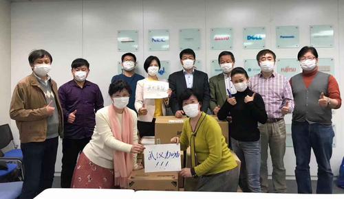 楊克儉（右二）與旅日科研社團的同仁們甘當“螞蟻”,，采購搬送救援物資