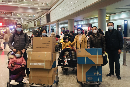 圖說：從西班牙回國的旅客,，帶著巴塞羅那機場“認領(lǐng)”的救援物資,，順利抵達北京首都國際機場。