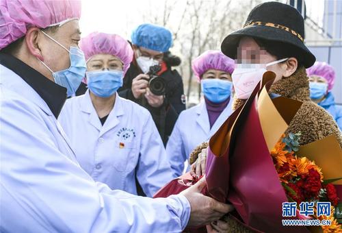 　　2月11日,，在位于烏魯木齊市的新疆維吾爾自治區(qū)傳染病醫(yī)院,，醫(yī)護人員為一名治愈患者送上鮮花并祝福,。 當(dāng)日，新疆首批3名新冠肺炎患者治愈出院,，其中1人曾為重癥患者,。這是自1月23日新疆首次出現(xiàn)確診病例以來首批治愈病例。 新華社記者 王菲 攝