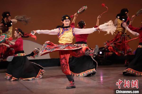 資料圖為“新潟春節(jié)祭2020”活動(dòng)開幕式暨青海日首場(chǎng)演出現(xiàn)場(chǎng)“非遺”傳統(tǒng)手工技藝展示,?！＄娦?攝