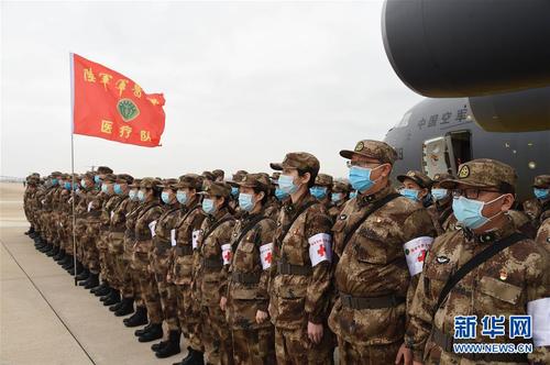 　2月13日，一批增援武漢的軍隊(duì)醫(yī)護(hù)人員抵達(dá)武漢天河機(jī)場(chǎng),。新華社記者 黎云 攝