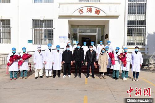 圖為云南曲靖4名新冠肺炎患者治愈出院,。　曲靖市政府新聞辦供圖