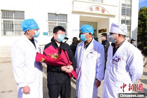 圖為云南曲靖4名新冠肺炎患者治愈出院,。　曲靖市政府新聞辦供圖 攝
