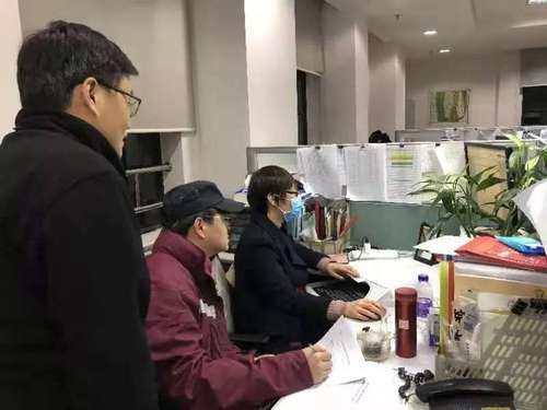 “流調(diào)”小組爭(zhēng)分奪秒地撰寫(xiě)報(bào)告