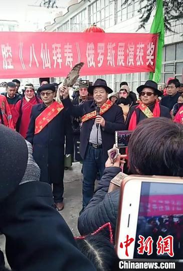 圖為許建忠在平?jīng)鍪谐缧趴h城街道說春官詩。(資料圖) 郭惠民 攝