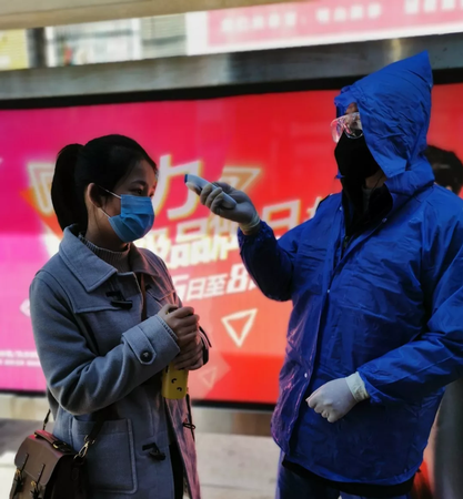 圖為三川智慧對(duì)進(jìn)場(chǎng)員工進(jìn)行體溫檢測(cè),。