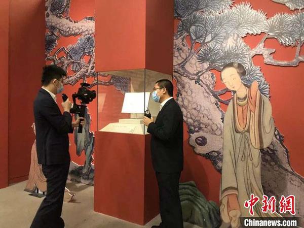 圖為國(guó)家博物館講解員正在進(jìn)行”云春游“直播?！?guó)家博物館供圖 攝