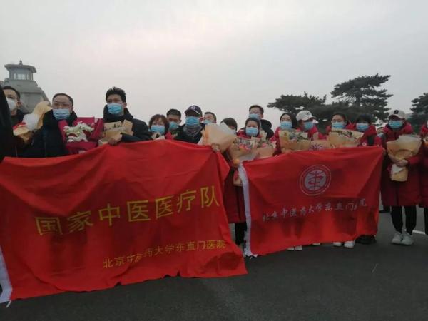行動(dòng)五-民盟北京中醫(yī)藥大學(xué)委員會(huì)第三支部盟員,、北京中醫(yī)藥大學(xué)東直門(mén)醫(yī)院針灸科副主任醫(yī)師劉寧（上圖左三）參與“國(guó)家中醫(yī)醫(yī)療隊(duì)”，1月27日已抵達(dá)湖北武漢,，參與武漢中西醫(yī)結(jié)合醫(yī)院的診治工作,。