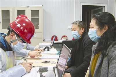 圖為老肖夫婦到達(dá)工地后辦理手續(xù),。