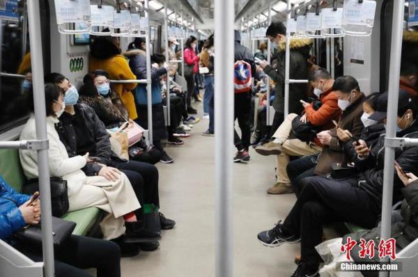 2月28日,，乘客戴著口罩乘坐上海地鐵出行,。近日，隨著上海企業(yè)全面復(fù)工,，上海地鐵客運(yùn)量回升,，高峰時(shí)段車廂滿載率平均在五成左右。 中新社記者 殷立勤 攝