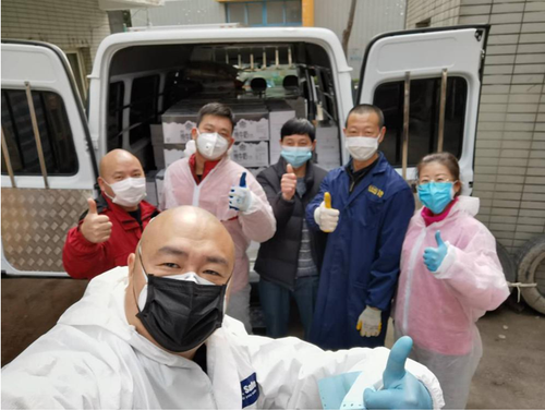 志愿者范艷霞（2排右1）、范艷霞的先生瞿皓（2排右2）,，瞿先生在范女士的帶動下,，第一時間也加入志愿者工作