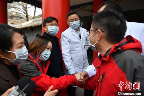 專家組出發(fā)前與同事告別,。　張浪 攝