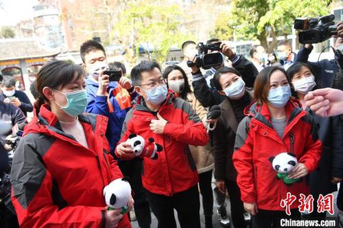 專家組出發(fā)前接受媒體采訪,?！埨?攝
