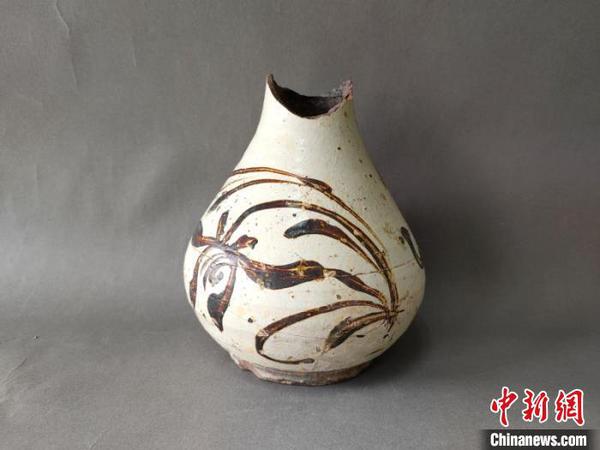 南宋白釉醬彩玉壺春瓶,。成都文物考古研究院