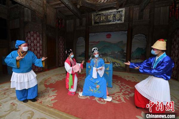 演員們戴口罩進行花鼓戲的排練,?！钊A峰 攝