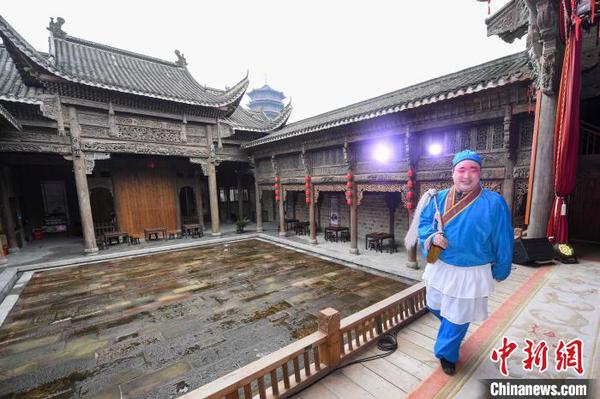 受疫情影響,，有時現(xiàn)場沒有觀眾，但演員依然傾情演出,?！钊A峰 攝