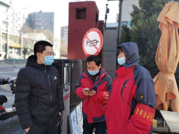 對(duì)小區(qū)物業(yè)出入大門嚴(yán)查證、測體溫,，進(jìn)車查看后備箱等工作程序進(jìn)行實(shí)地檢查
