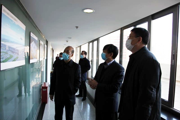 宋主席帶隊走訪中國郵政航空有限責(zé)任公司,，觀看企業(yè)介紹宣傳欄