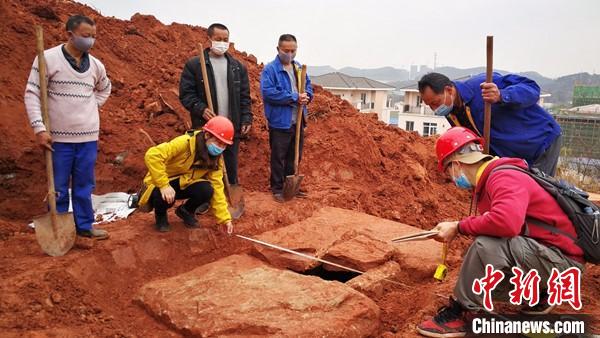 四川德陽(yáng)一工地發(fā)現(xiàn)明代石室墓出土明代青花碗和谷倉(cāng)罐