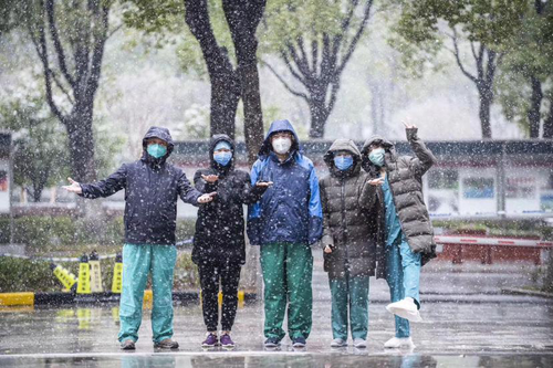 一天工作結束,，患者病情好轉,，回程的路上遇漫天大雪，隊員們充滿喜悅（左一為唐子人）