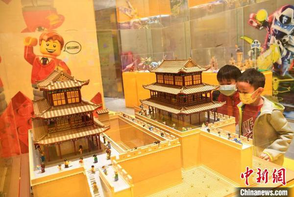 圖為兩個小孩欣賞樂高搭建的嘉峪關(guān)3D模型?！钇G敏 攝