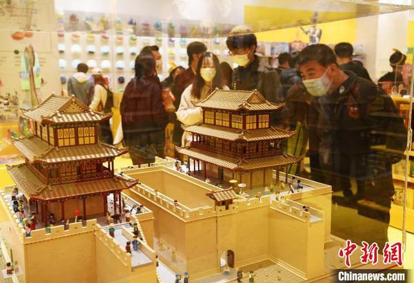 圖為耗時800個小時，使用165000塊樂高顆粒搭建的嘉峪關(guān)3D模型,?！钇G敏 攝