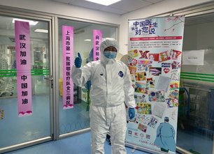 戰(zhàn)“疫”日記：簽名防護(hù)服和小朋友的繪畫海報(bào) 