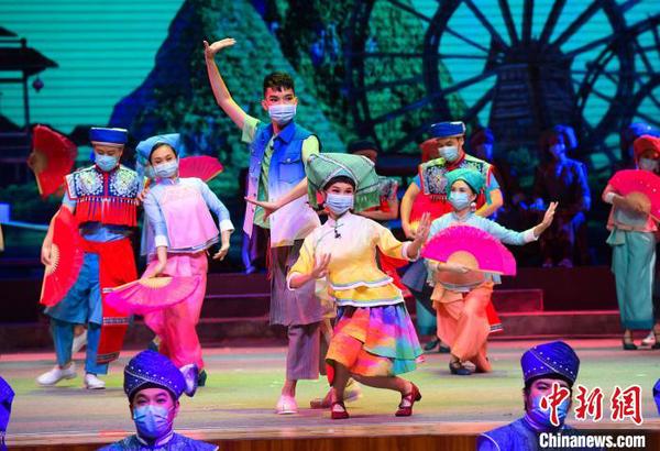 圖為3月21日,，廣西演職人員佩戴口罩，復(fù)排彩調(diào)劇《新劉三姐》,?！∷诳?攝