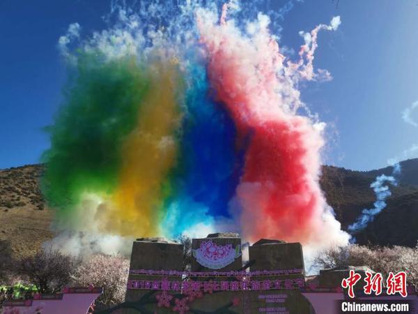 圖為林芝桃花節(jié)開幕場景,，2019年3月29日,，林芝第十七屆桃花旅游文化節(jié)在巴宜區(qū)開幕(資料圖)?！垈?攝