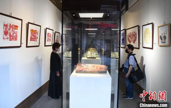此次展覽近百件參展作品，均為福建非遺傳承人圍繞“戰(zhàn)疫”題材的用心之作,?！∮浾邉⒖筛?攝