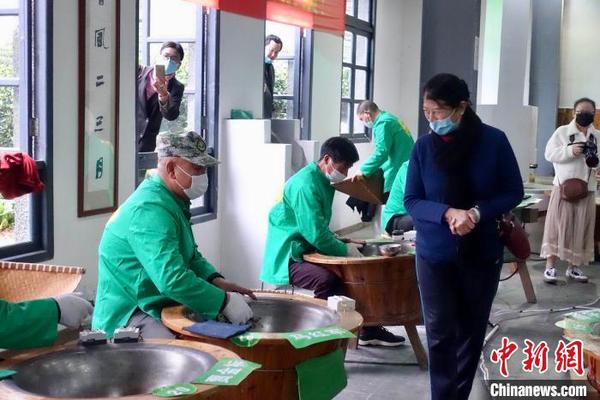 2020年西湖龍井茶炒茶王大賽現(xiàn)場(chǎng),。　錢晨菲 攝